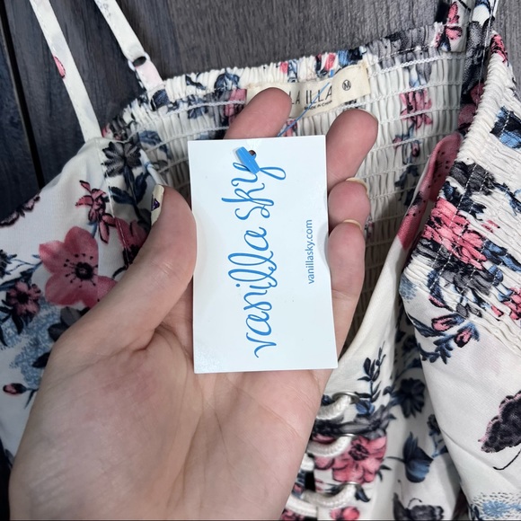 =💙2/$40💙NWT Vanilla Sky Floral Printed Lace Up Crop Top Size Medium - Picture 8 of 16